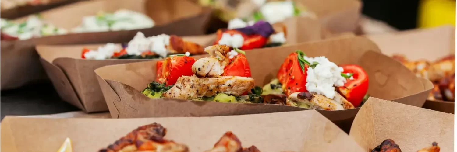 Pessoa arrumando mesa decorada de restaurante, simbolizando o cuidado e atenção aos detalhes na experiência do cliente.